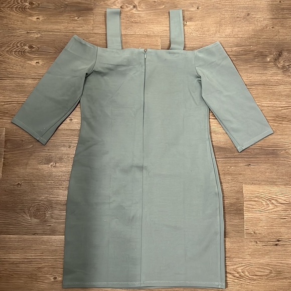 Romeo + Juliet Couture NWT Dusty Sage Cold Shoulder Back Zip Dress Size Medium - Picture 5 of 7